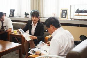 冊子を市長に説明する安田さんの写真
