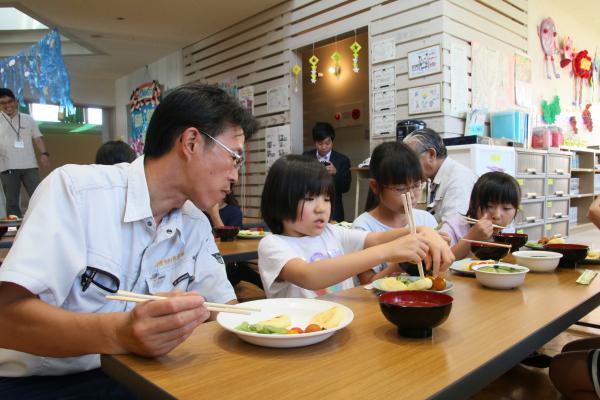 児童たちと組合の方が食べている様子