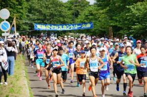 一斉にスタートを切るランナー