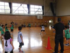 子どもたちがドッヂビーを行う様子