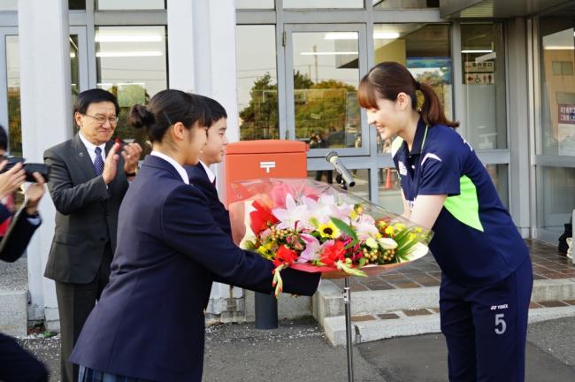 中央中学校の生徒から花束を渡される松本選手の写真