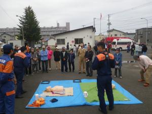 応急手当の方法を学ぶ参加者の写真