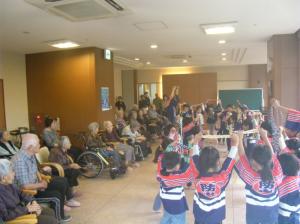 子どもたちが踊りを披露している写真