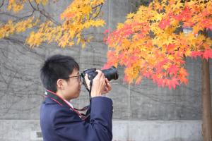 撮影している松井さんの写真