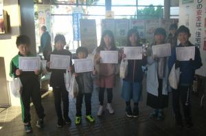 感謝状をもった江別第二小学校の生徒の写真