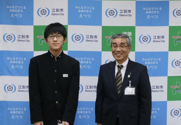 小原慎太郎さん全日本学生音楽コンクール全国大会出場で副市長表敬訪問時の写真