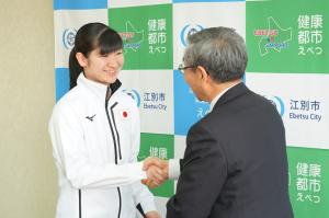 副市長と握手を交わす田畑選手