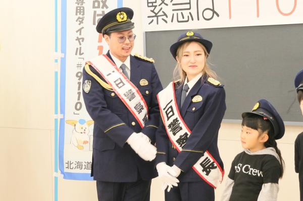 一日警察署長を務めたMSpenetのお2人の写真