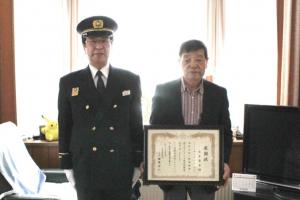 坂本さんと消防長の写真