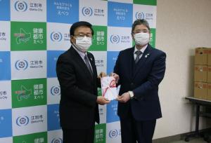 株式会社 Ｋａｌｍ角山から寄贈を受ける江別市長の写真2