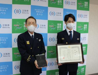 受賞報告をする武田消防士長の写真1