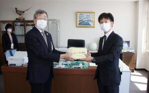 ペーパタオルを寄贈するスポーツクラブブリックの坂井亮治総支配人の写真１