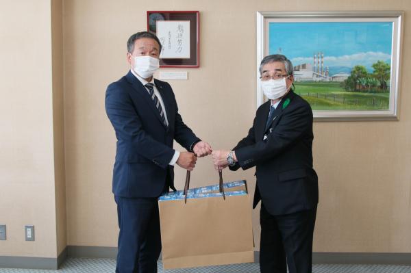 マスクを寄贈する江別清掃株式会社 日高 淑 代表取締役の写真