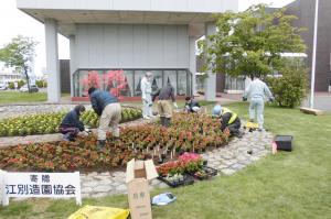 江別造園協会による花壇整備の様子