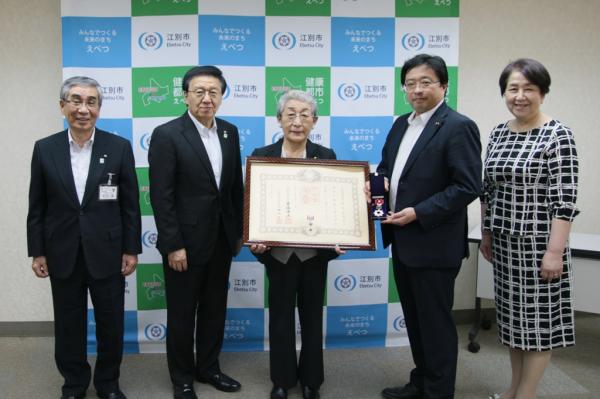 江別市議会議員を務められた鈴木眞由美さんの旭日小綬章受章報告時の写真