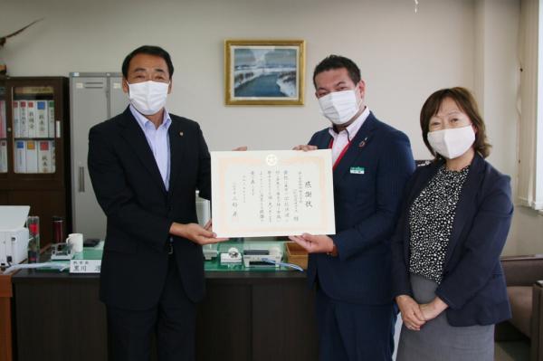 第一生命保険株式会社江別営業オフィスからの寄付に対して感謝状を授与したときの写真