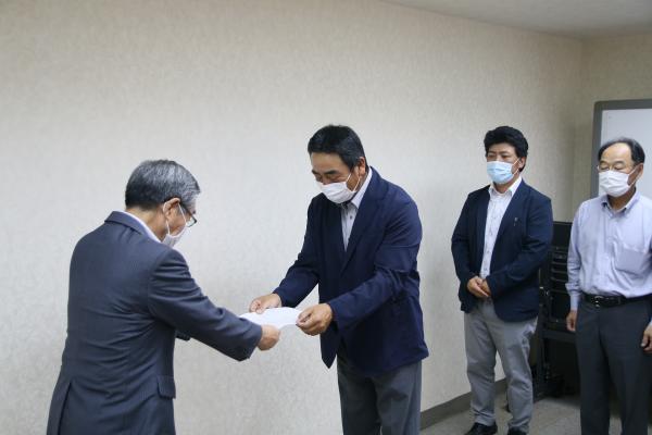 江北地区協議会外計3団体が副市長に要望書を渡している写真