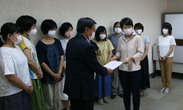 生活クラブ江別支部外計7団体が、市長へ要望書を渡している写真