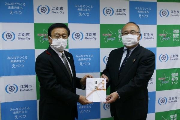 野村ファーム北海道株式会社の中沢勝取締役社長からの寄贈時の写真