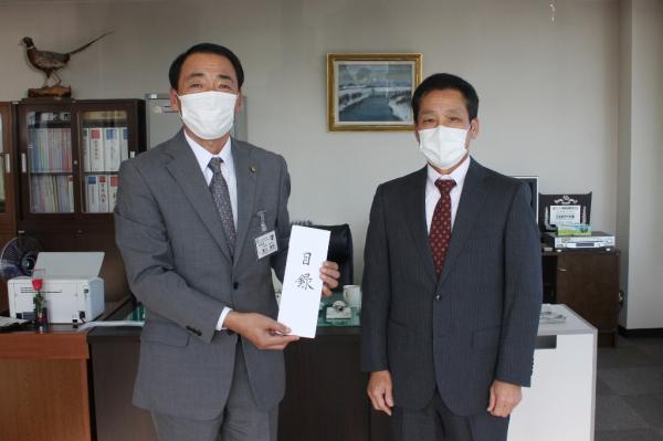 株式会社エコクリーン江別の楠瀬一郎代表取締役社長からの寄付時の写真