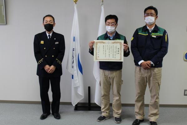 内山洋消防長と宮坂建設工業㈱の社員の写真