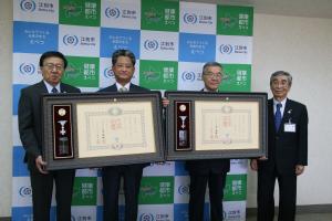 受賞者と市長、副市長の集合写真