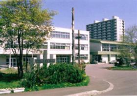 野幌若葉小学校校舎の写真です