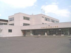 大麻泉小学校校舎の写真です
