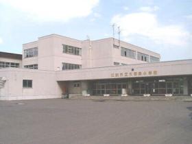 大麻泉小学校校舎の写真です