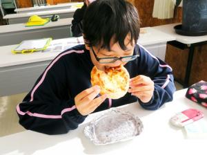 児童がピザを食べている写真