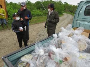 トラックの荷台へ積み込み