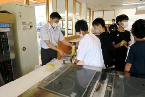 児童が製麺体験をする様子