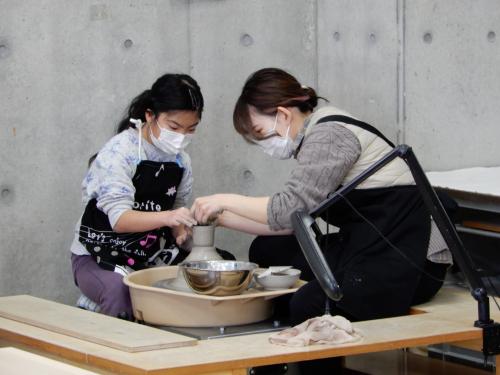 画像：電動ロクロ体験の様子