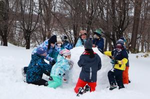 雪遊び　大きな雪玉づくり対決