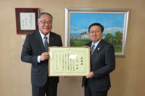 同知事感謝状の贈呈を受けた山本さんと三好市長