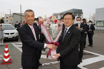 後藤新市長から花束を渡す