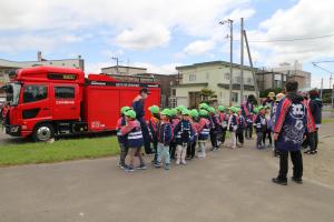 幼年消防クラブの園児と消防車