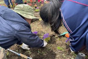 花植え作業中