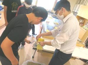 児童が製麺体験をする様子