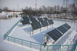 いずみ野小学校隣接地に設置された太陽光発電パネルの写真