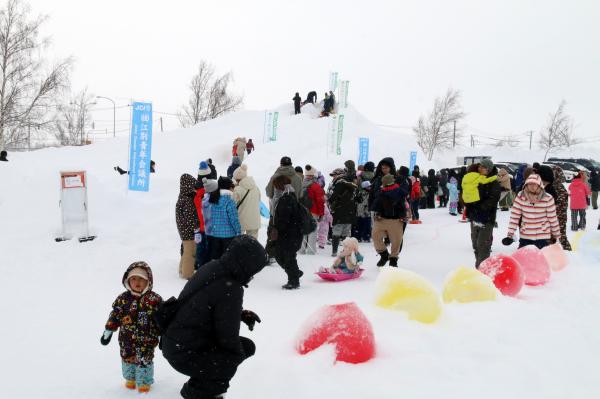 雪の巨大すべり台