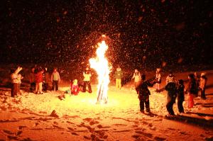 雪降るなかで、キャンプファイヤー