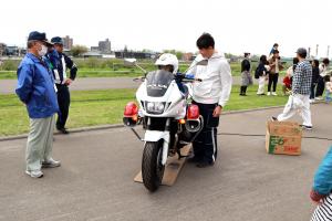 警察車両（白バイ）に乗車体験する子ども