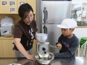 児童が製粉体験をする様子