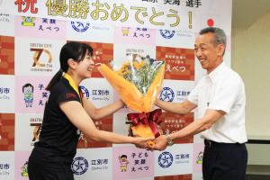 後藤市長から花束を受け取る石原美海選手