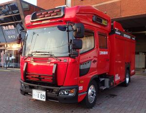 水槽付消防ポンプ自動車（斜め）