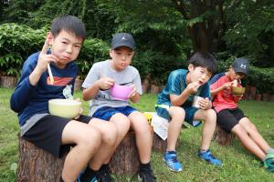 こんがり王国　うどんを食べる小学生