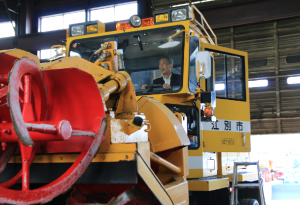 除雪車に搭乗して死角があることを確認する市長