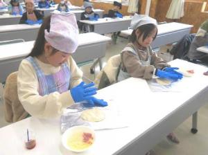 児童がピザ生地づくりをする様子