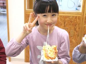 児童がピザを食べている様子